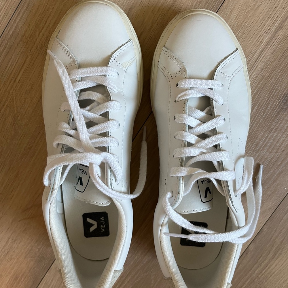 Veja Women's Cream and White Sneakers - Picture 2 of 4